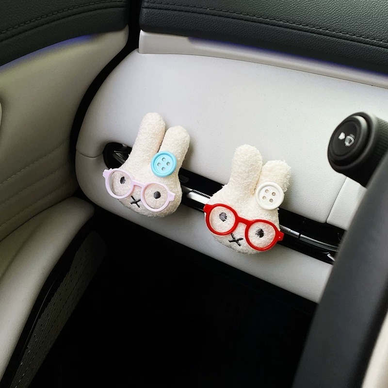 メガネをかけたかわいいウサギ車のエアベントフレグランスクリッ - Interior Design Mockup のレビューと価格