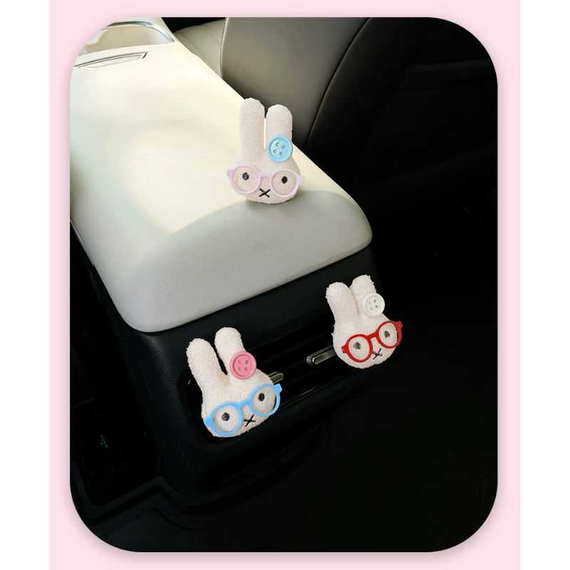 メガネをかけたかわいいウサギ車のエアベントフレグランスクリッ - Interior Design Mockup のレビューと価格